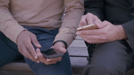 Erwachsene-Männer,-Die-Smartphones-Nutzen